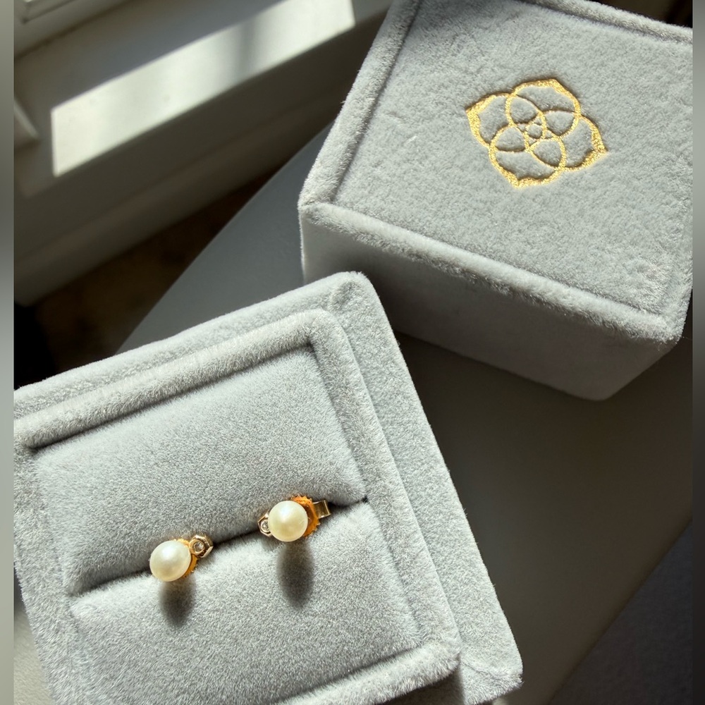 Kendra Scott - Small Pearl Diamond Gold Earrings